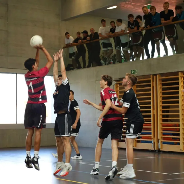 Start in die U21-Saison 💪🏽
Am Samstag fand in Büsserach die erste Runde der U21-Regionalmeisterschaft statt und unsere Teams waren mit voller Energie am Start! ⚡️
Bei den Damen gab’s nach einer knappen Niederlage gegen Nunningen und einem engen Spiel gegen Erschwil im dritten Match den verdienten Sieg gegen Deitingen. Damit stehen sie aktuell auf dem 3. Zwischenrang! starker Auftakt für das neu zusammengestellte Team! 🙌
Auch die Herren zeigten grossen Einsatz: Nach drei anspruchsvollen Spielen drehten sie am Schluss richtig auf und holten sich gegen Nunningen 2 und Erschwil zwei Siege. Mit vier Punkten liegen sie auf Rang 4, nur knapp hinter dem Podest.💪