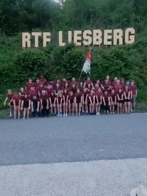 TV Büsserach am Regionalturnfest Liesberg 😎🤸🏻‍♀️🏃🏽‍♂️

Bereits am Freitag überzeugten Vanessa und Laura mit ihren fehlerfreien Getu-zu-Zweit-Vorführungen am Boden und Schulstufenbarren und erreichten den starken 4. Platz.

Am Samstag kämpften 47 motivierte Turnerinnen und Turner an den Vereinsmeisterschaften um Bestleistungen. Die Aktiven belegten mit 24.93 Punkten den 13. Rang. Unsere Teams 35+ und 55+ zeigten starke Leistungen und erreichten beide den hervorragenden 5. Platz. 👏