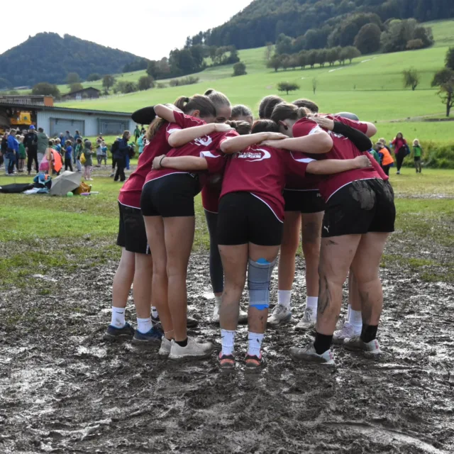 Kantonalfinal Jugendspieltag in Nunningen:
Unsere drei Jugendmannschaften zeigten vollen Einsatz bei Regen und wechselhaftem Wetter.🌦
Die Knaben US kämpften stark in Ring- und Völkerball. Die MS Mixed erreichten nach spannenden Spielen den 2. Rang. Die OS Mädchen überzeugten im Volleyball und Korbball und holten sich den 3. Rang.🥳👏