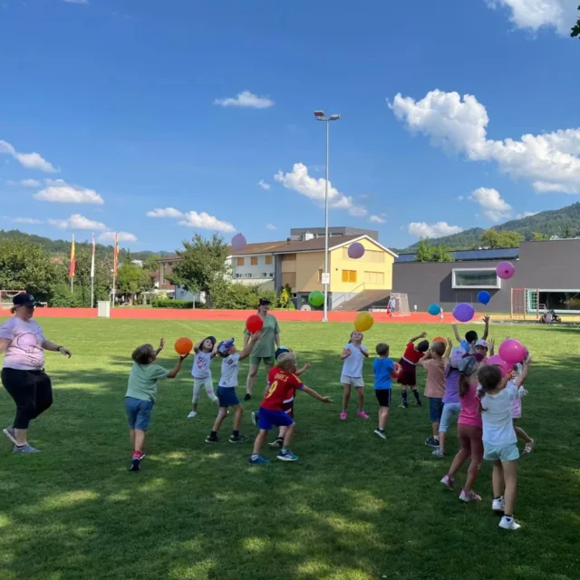 Neue Kitu-Leiterin gesucht!
Nach vielen engagierten Jahren gibt Fabiana Linz ihr Amt als Kitu-Leiterin ab.Herzlichen Dank, Fabiana!
Jetzt suchen wir ab Januar 2026 eine neue Leiterin, die mit Kindern im Kindergartenalter einmal pro Woche eine Turnstunde am Donnerstag von  15.15–16.15 Uhr gestaltet.
Interesse? Melde dich gern bei uns:
📧 tanja.borer@tv-buesserach.clubdesk.com
📧 fabiana.linz@tv-buesserach.clubdesk.com
Schnupperstunde jederzeit möglich!