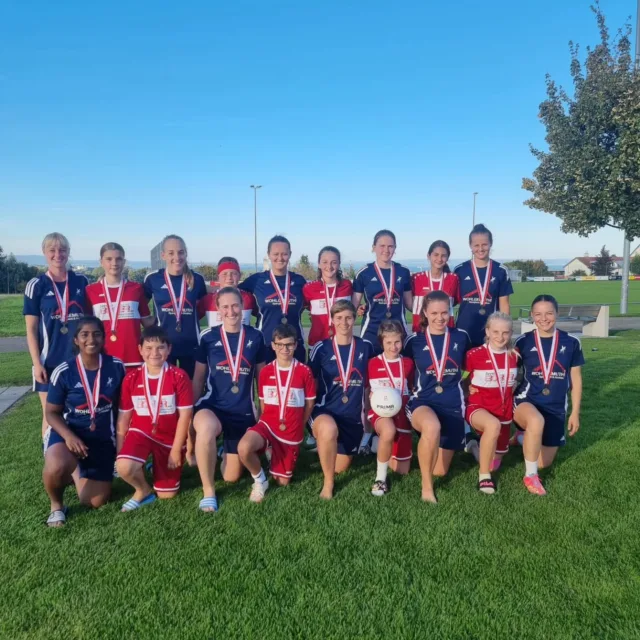 Korbball-Samstag in Neukirch-Egnach!
Unsere Damen zeigten in der Aufstiegsrunde 1.Liga/NLB eine tolle Teamleistung und kämpften bis zur letzten Minute um den Aufstieg. Am Ende fehlte nur ganz wenig – Rang 3. 💪🔥
Unsere U12 startete an ihrer allerersten Schweizermeisterschaft gleich durch und erkämpfte sich nach spannenden Spielen die Bronzemedaille 🥉👏