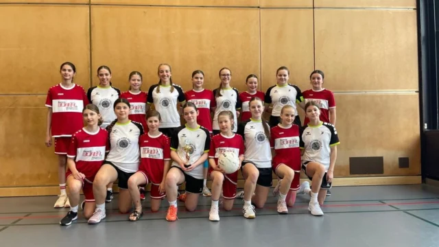 Erfolgreicher Tag für unsere JugendkorbballerInnen!

An der gestrigen Regionalmeisterschaft in Nunningen zeigten am Morgen die Mädchen der U14 ihr Können. Nach zwei von drei gewonnenen Spielen gegen Knabenmannschaften kam es zum Final gegen das zweite Mädchenteam aus Grindel. Mit einer starken Teamleistung entschieden unsere Spielerinnen dieses Spiel souverän mit 6:1 für sich und sicherten sich verdient den Sieg.🥇 

Zeitgleich stand auch unsere U17 im Einsatz. Wie bereits im letzten Jahr wird das Team von Spielerinnen des STV Meltingen-Zullwil ergänzt. Auch sie zeigten tolle Spiele und wurden am Ende mit dem tollen dritten Platz belohnt.🥉

Am Nachmittag waren unsere jüngsten KorbballerInnen an der Reihe. Mit viel Einsatz, Tempo und Spielfreude setzten sie sich in intensiven und korbreichen Spielen gegen ihre Gegner durch und standen, wie bereits die U14 am Morgen, ganz zuoberst auf dem Podest.🥇

Wir sind stolz auf euch! Herzliche Gratulation an alle drei Teams zu diesen grossartigen Erfolgen! 👏🏼🥳