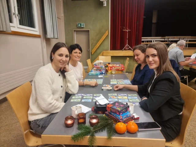 Gestern hat der Bänzenjass stattgefunden, wir kürten unsere Jasskönigin Andrea, genossen Raclette und wurden mit einem feinen Desserts verwöhnt.🍷🧀🥔