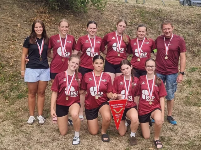 Schlussrunde in Nunningen ⛹🏻‍♀️⛹️

Unsere U11 überzeugte: Mit vier Siegen aus vier Spielen gewannen unsere Jüngsten die Korbballmeisterschaft!🏆👏

Die U14-Mädchen lieferten spannende Spiele und beendeten die Meisterschaft auf dem starken 2. Rang. 🥈

Bei der U17 zeigte BüMe2 mit Unterstützung von sechs U14-Spielerinnen eine starke Leistung und grosse Fortschritte. BüMe1 gewann alle vier Spiele und gewann damit ebenfalls die Korbballmeisterschaft!🥇🏆

Herzliche Gratulation an alle Spieler:innen zu den tollen Leistungen und diesem erfolgreichen Saisonabschluss! 🎉