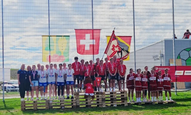 Schweizermeisterschaft 2026 🇨🇭

🥉 Unsere U14-Mädchen zeigten eine starke Leistung und holten sich verdient die Bronzemedaille! Herzliche Gratulation! 👏

Auch unsere U17 kämpfte um jeden Punkt und beendete die Schweizermeisterschaft auf dem 8. Rang. 💪

Gratulation an alle Spielerinnen zum Einsatz an der SM! ⛹🏻‍♀️