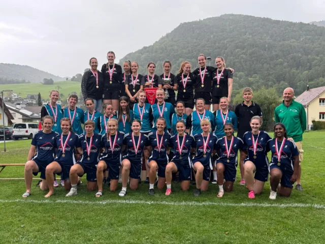 Korbball-Schlussrunde der Damen & Herren in Erschwil! 🔥
Unsere Damen kämpften sich durch 4 Spiele – mit Siegen, Niederlagen und einem nervenaufreibenden Schluss. Dank einem hart erkämpften Unentschieden im letzten Spiel sicherten sie sich den 3. Platz! 🥳
Die Herren zeigten ebenfalls vollen Einsatz: ein Unentschieden, zwei knappe Niederlagen und am Ende Platz 5. 👏
Danke an alle Fans fürs Mitfiebern!❤️