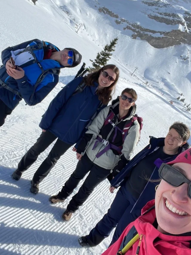 Dr TVB het Ängelbärg entweder uf de Ski oder z’Fuess unsicher gmacht. ⛷️🥾 
S’Wätter isch eifach traumhaft gsi und mir hei zäme ä super Zyt gha!☀️