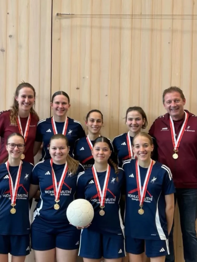 Nachdem wir im Winter leider nicht ganz unser Potential zeigen konnten, gingen wir ohne grosse Erwartungen an die Aufstiegsspiele der schweizerischen U21-Liga in Langnau (im Emmental).
Der Modus war klar, zuerst die Vorrundenspiele in einer der beiden 6er Gruppen. Danach durften sich die jeweils besten zwei Mannschaften in Kreuzspielen um den Tagessieg und den Aufstieg batteln.
Wir begannen mit einem etwas harzigen Spiel gegen Löhningen. Zuerst leicht im Rückstand, haben wir jedoch nach der Halbzeit super gespielt und mit 12:6 unseren ersten Sieg des Tages eingefahren.  Genau so gut ging es weiter mit einem 11:6 Sieg gegen Hindelbank. Durch die Siege (9:3) gegen Deitingen, Pfyn (10:7) und Ferenbalm (12:2) sicherten wir uns den Gruppensieg und durften 2 Punkte mitnehmen in die Finalrunde. Dort duellierten wir uns zuerst mit dem Gruppenzweiten der anderen Vorgruppe Affeltrangen. Wiederum schossen wir nicht den ersten Korb des Matches, konnten uns aber mit jedem Angriff steigern und gewannen mit 10:5. Nun war der Sieg nicht mehr weit. Nichtsdestotrotz wollten wir den Tag nicht mit einer Niederlage beenden. Nach einem harten Kampf und einem Korb Rückstand, wurde uns in der letzen Spielsekunde ein Penalty gepfiffen. Unsere Penaltyschützin bewies Nerven aus Stahl und verwandelte ihren Wurf in einen Treffer und somit zum wohl verdienten Unentschieden 7:7 gegen Oberaach.
Ohne Niederlage und mit einer Goldmedaille um den Hals war der Tag ganz und gar perfekt. Im Namen des gesamten Turnverein Büsserach gratulieren wir euch zu eurem wahnsinnigen Einsatz, es war jede Schweissperle wert. 
Dir dörfet mega stolz uf euch si, mir sis au. Witter so Fraue!!!🥳⛹🏻‍♀️❤️