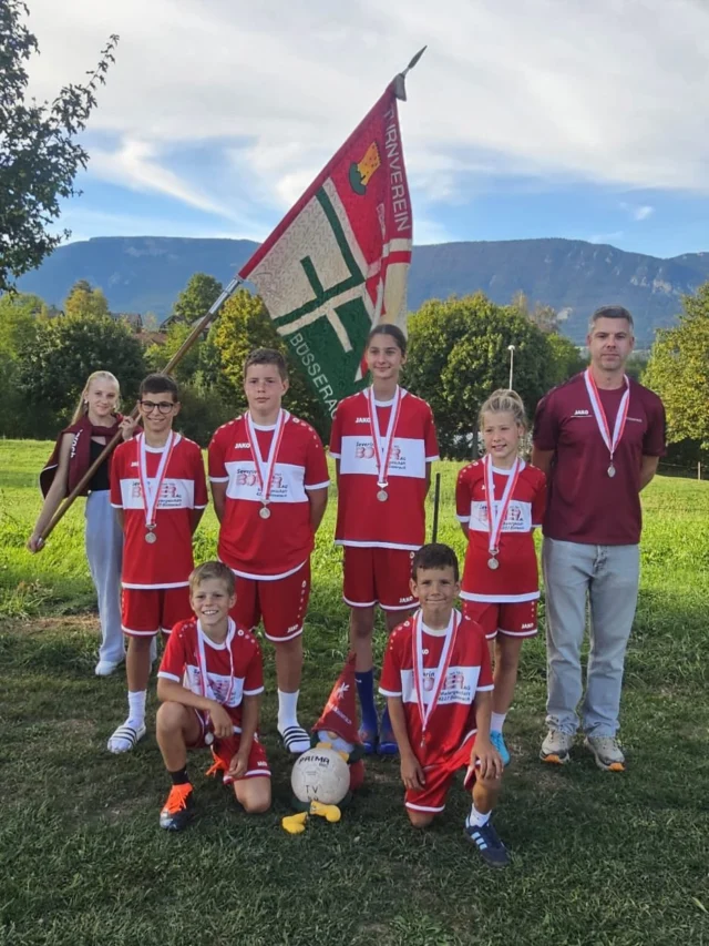 Vize-Schweizermeister U11! 🇨🇭

Mit vier Siegen in der Gruppenphase und einem starken Halbfinale spielte sich unsere U11 bis ins Finale. Dort wurde es nochmals richtig spannend und erst im Penaltyschiessen mussten sie sich knapp geschlagen geben.

Wir sind stolz auf euch!!!🥈👏